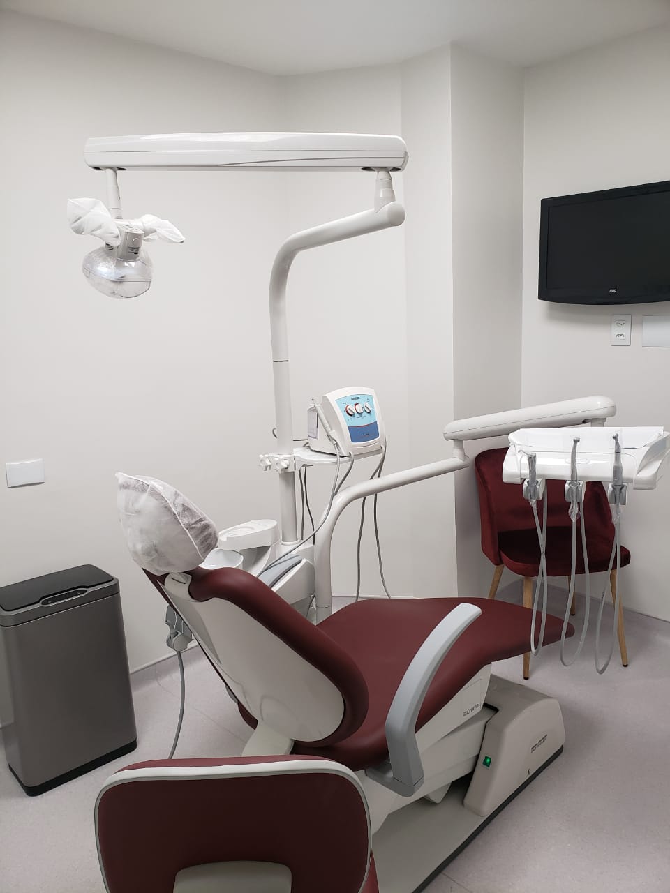 Consultório Dental I – área de atendimento com cadeira e equipamentos