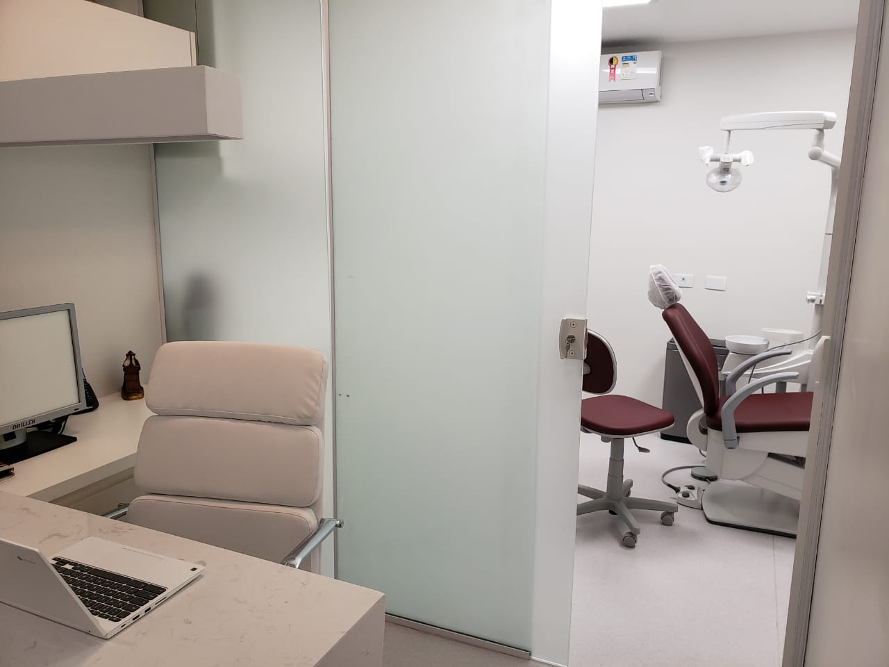 Consultório Dental I – vista da suíte com escritório e consultório