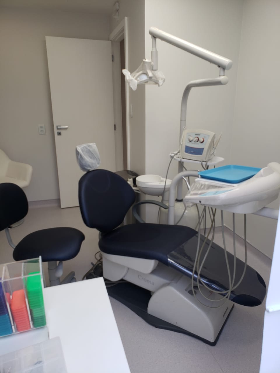 Consultório Dental II – cadeira dental azul-marinho