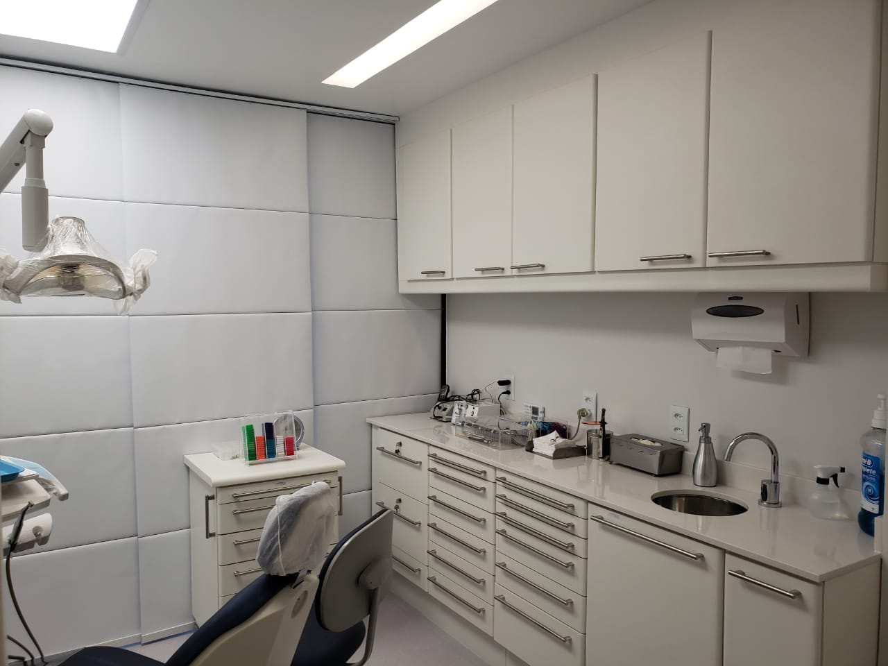 Consultório Dental II – bancada clínica e armários