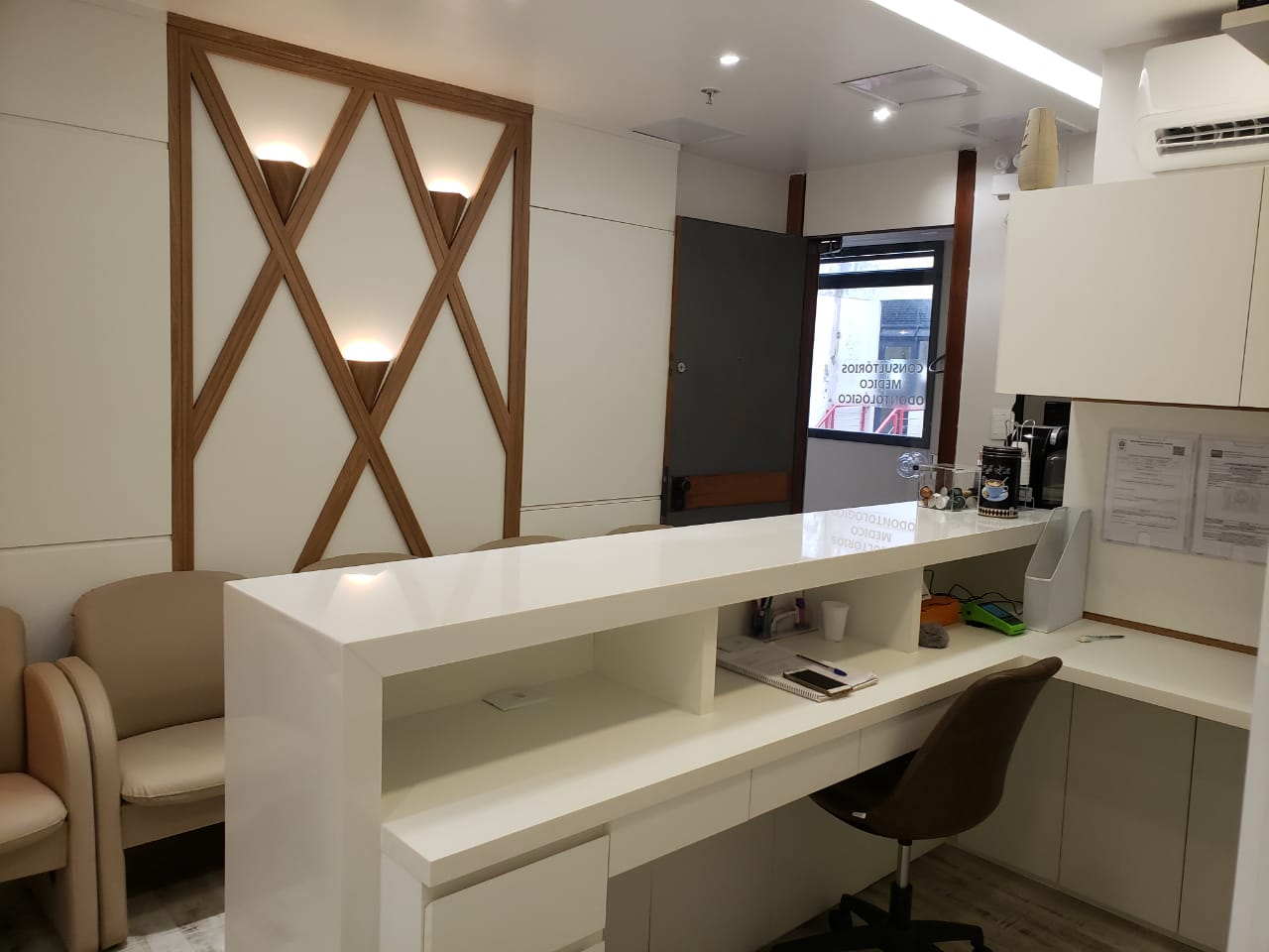 Consultório Dental II – recepção frontal com balcão