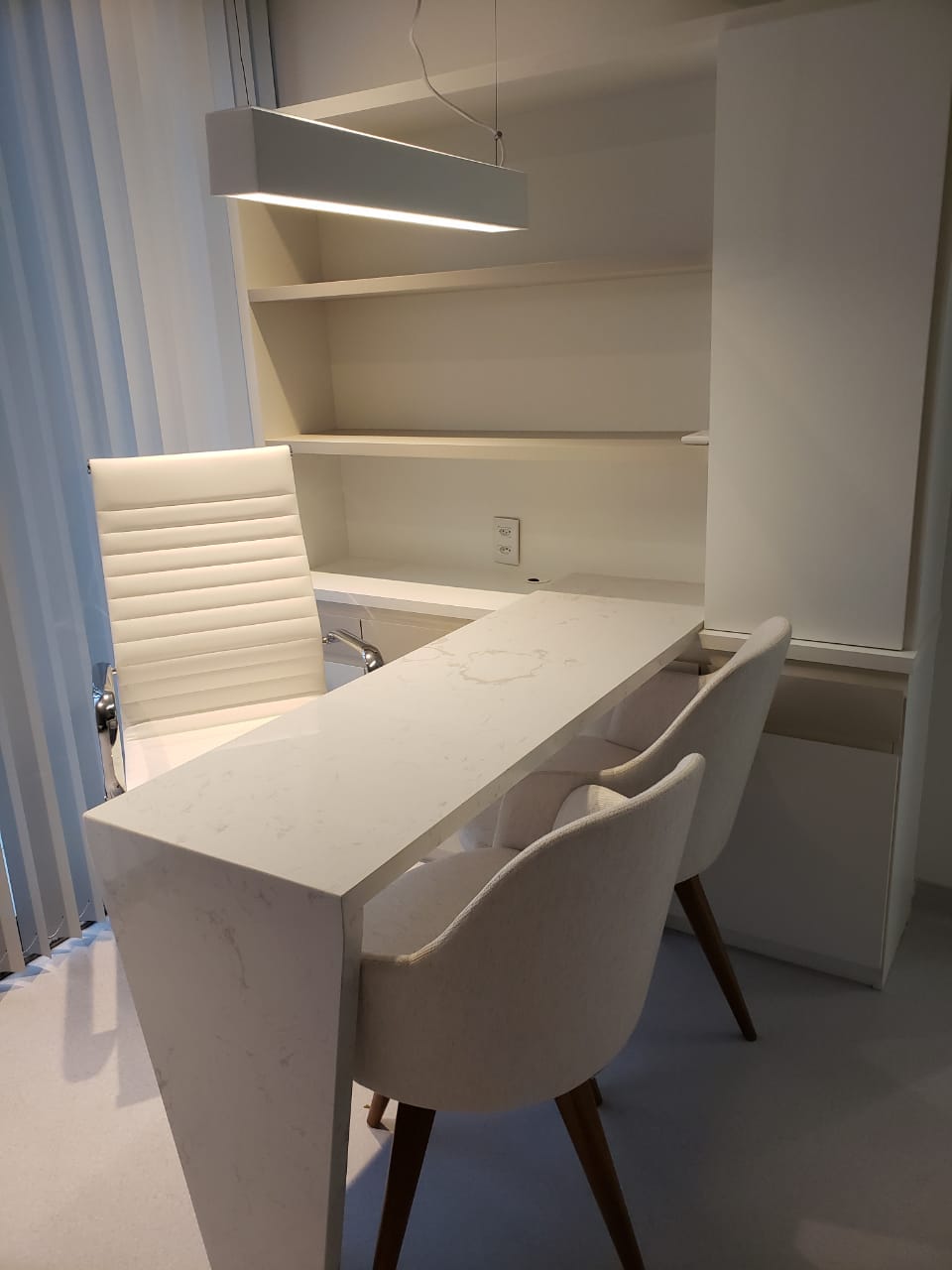 Clínica Médica – escritório com mesa de mármore iluminada