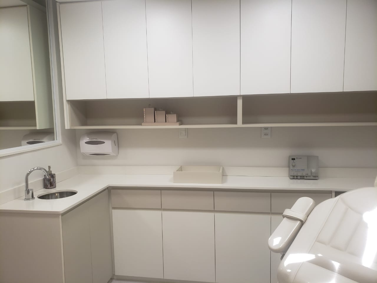 Clínica Médica – bancada bege e armários sofisticados