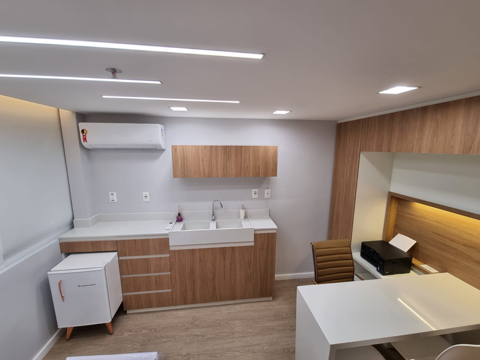 Sala DOM – bancada com pia, armários e impressora