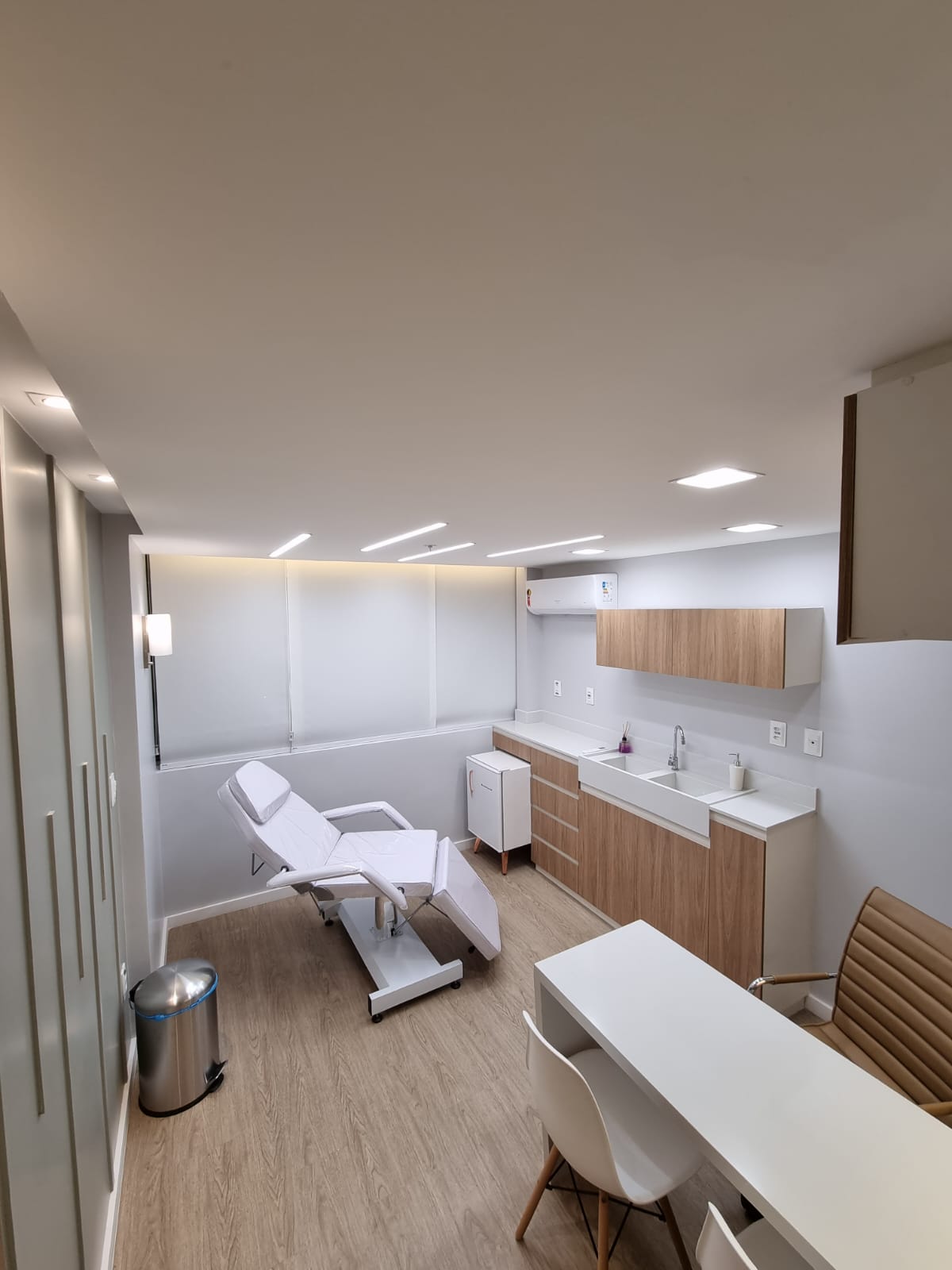 Sala DOM – vista completa com maca ajustável e bancada