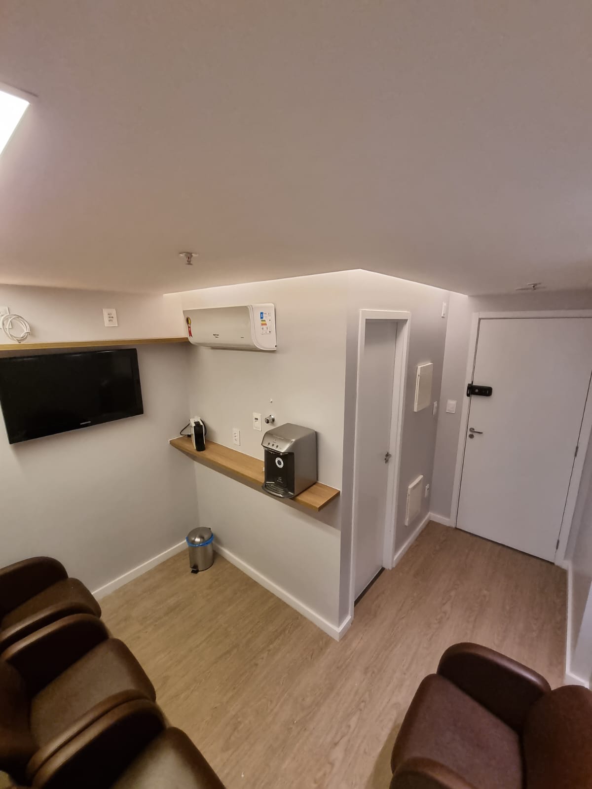 Sala DOM – sala de espera com TV e cafeteira