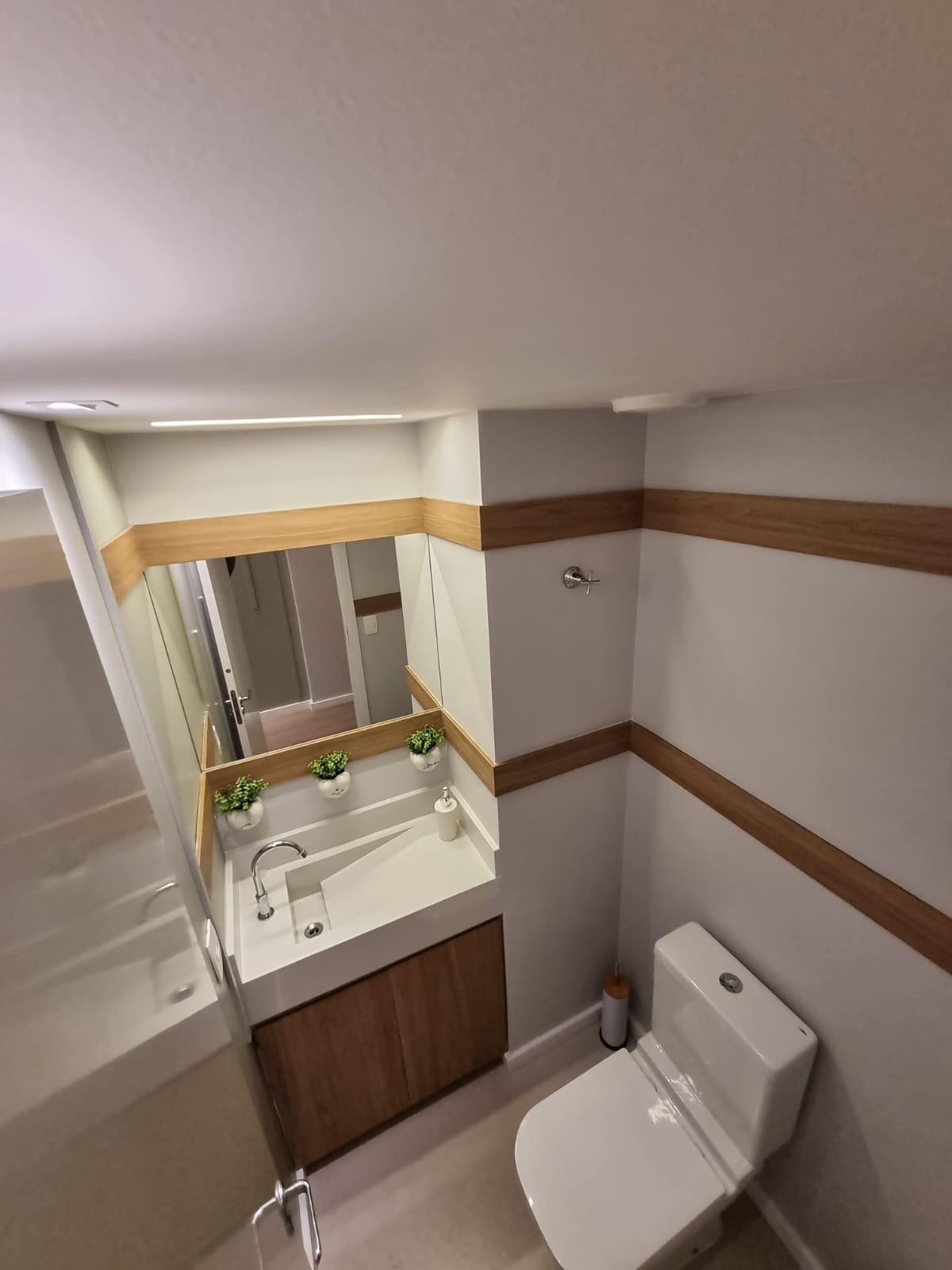 Sala DOM – banheiro privativo com acabamento em madeira